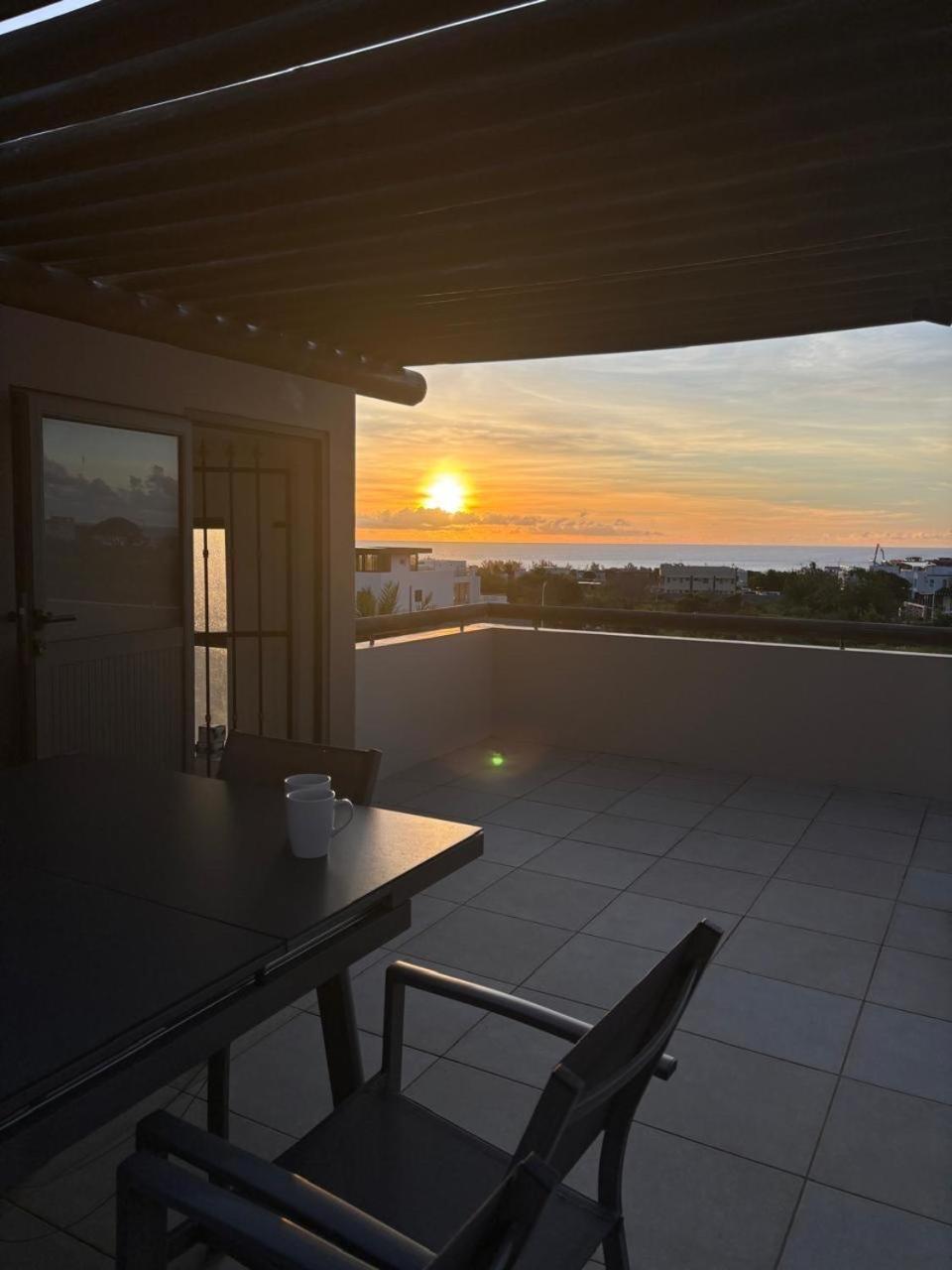 Stunning 3-Bedroom Apartment With Private Rooftop Terrace & Gorgeous Pool Flic en Flac Екстер'єр фото