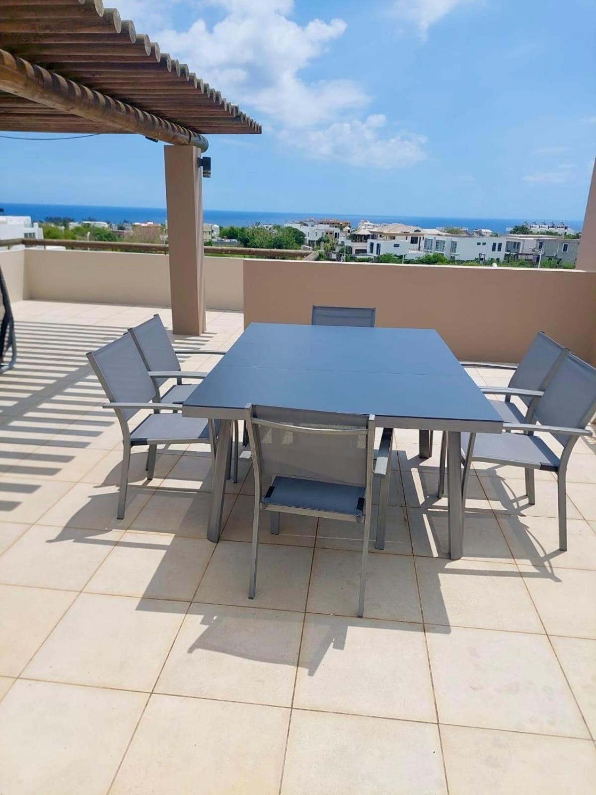 Stunning 3-Bedroom Apartment With Private Rooftop Terrace & Gorgeous Pool Flic en Flac Екстер'єр фото