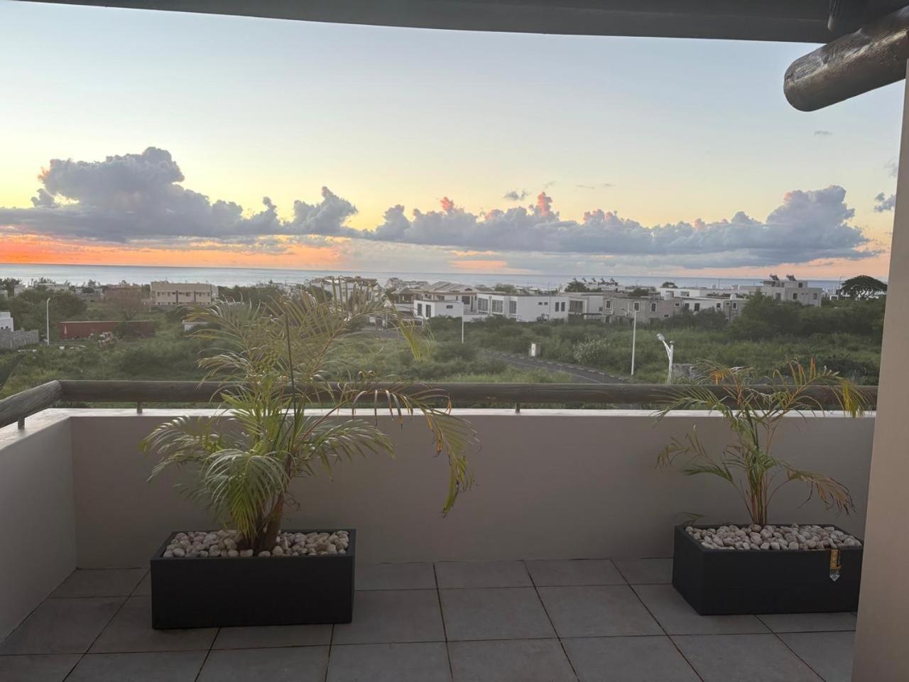 Stunning 3-Bedroom Apartment With Private Rooftop Terrace & Gorgeous Pool Flic en Flac Екстер'єр фото